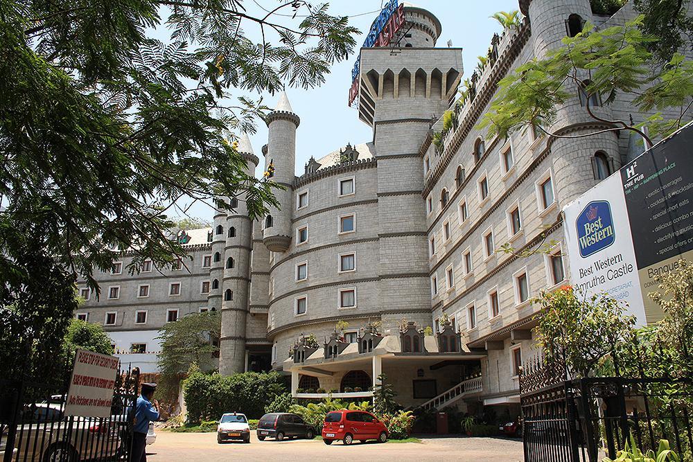 Best Western Amrutha Castle Hotell Hyderabad Exteriör bild